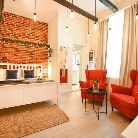 Gingerbread. Central Studio Near Sanador Hospital Daire